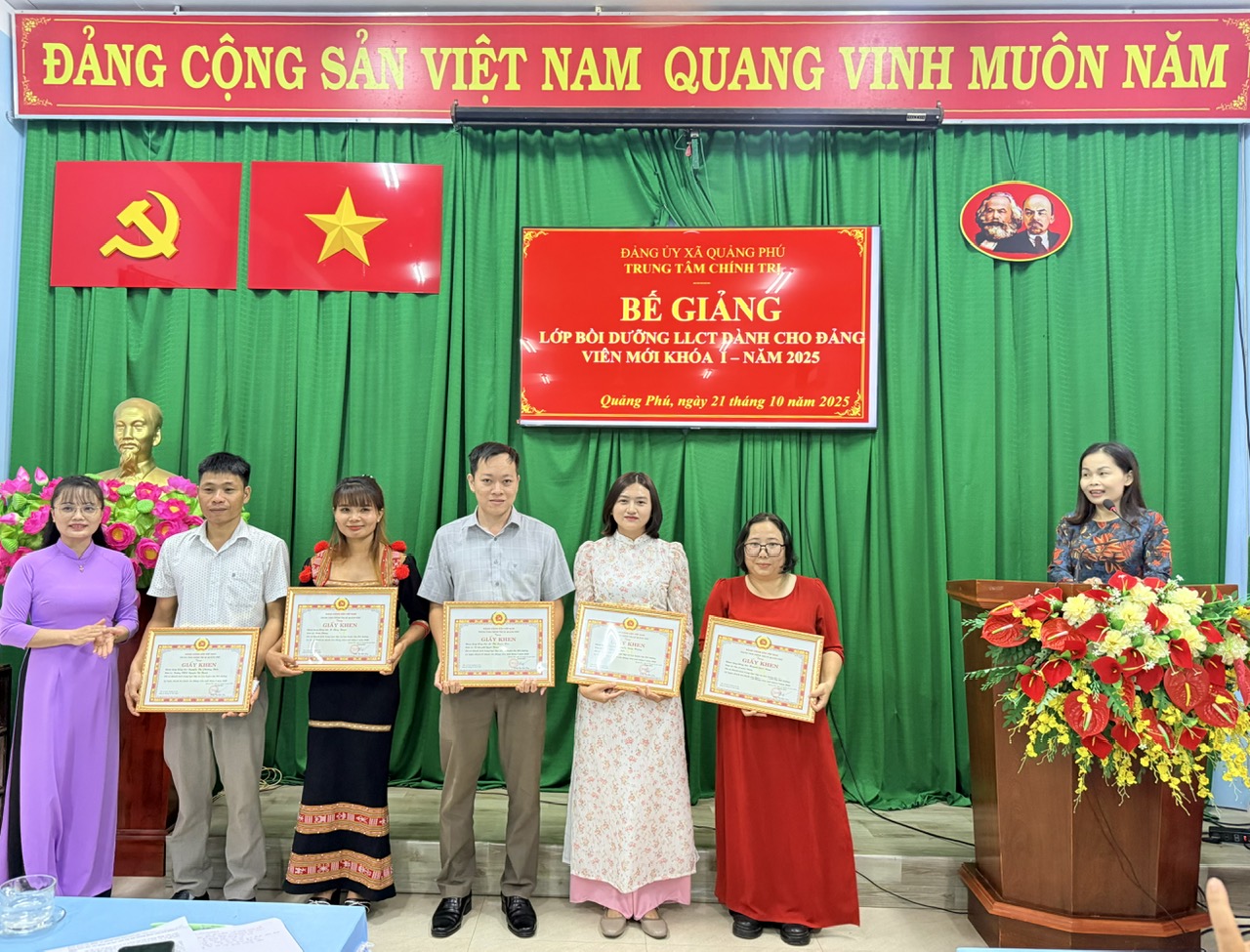 Đồng chí Trần Thị Hải yến - Trưởng Ban xây dựng Đảng, Giám đốc Trung tâm Chính trị xã trao giấy khen cho các học viên có thành tích tiêu biểu